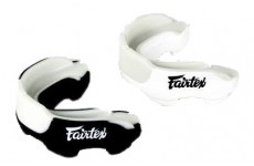Боксерская Капа FAIRTEX MG3 Белая